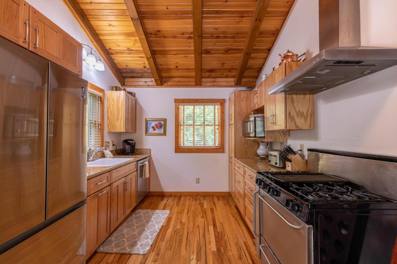 Knotty Pine Villa West Jefferson Exterior photo